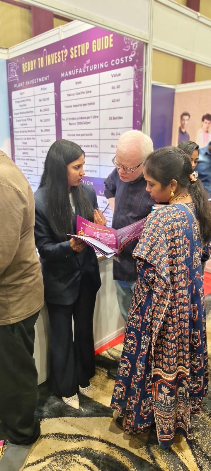 Zingoo Staff explains customer about zingoo franchise.